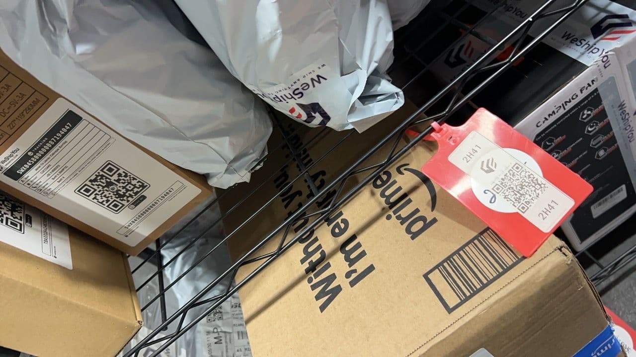 Ventilador portátil de exterior modelo F6, en caja de cartón marrón con ilustración del producto y texto “OUTDOOR FAN”.