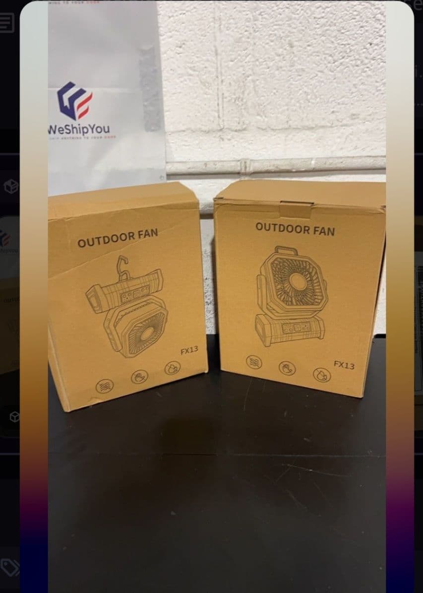 2 ventiladores portátiles de exterior FX13, en caja original de cartón color kraft, diseño compacto con gancho superior y panel de control en la base.