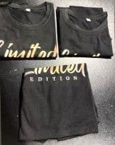 3 camisetas negras tipo t-shirt con gráfico/estampado dorado en estilo edición, cuello redondo y manga corta, de algodón o mezcla de algodón.