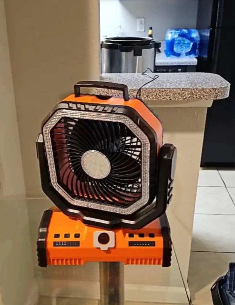 Ventilador portátil para camping EEIFO modelo F16, color naranja,  40000 mAh con 4 velocidades y modo de luz fría y caliente 