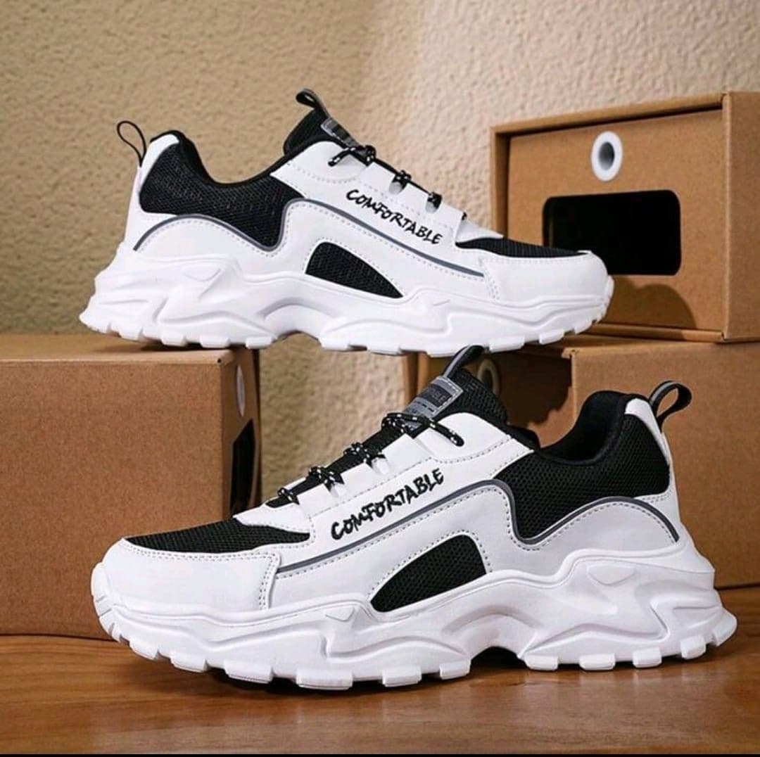 1 par de zapatillas deportivas, talla 9.5 (42), [medida: US 26.8], color blanca y negro, estilo casual, en bolsa plástica de protección