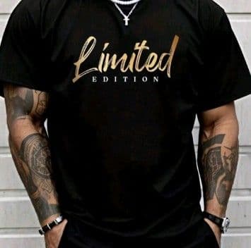 3 camisetas negras tipo t-shirt con gráfico/estampado dorado en estilo edición, cuello redondo y manga corta, de algodón o mezcla de algodón.