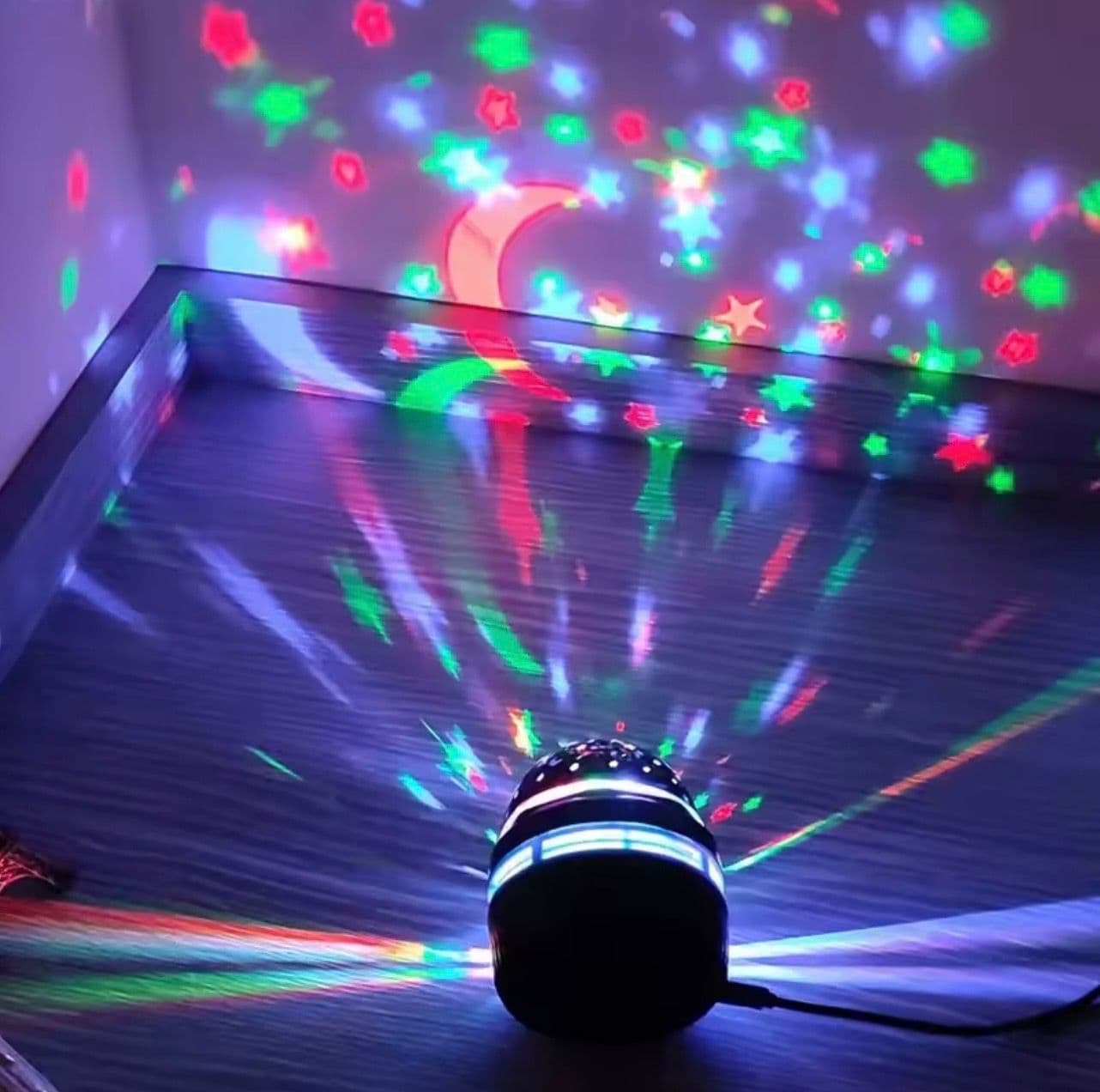 1 paquete de mercancía envuelto en burbuja y 1 caja de luz LED Q6 Star Light, color azul/morado con diseño multicolor, caja de cartón impresa