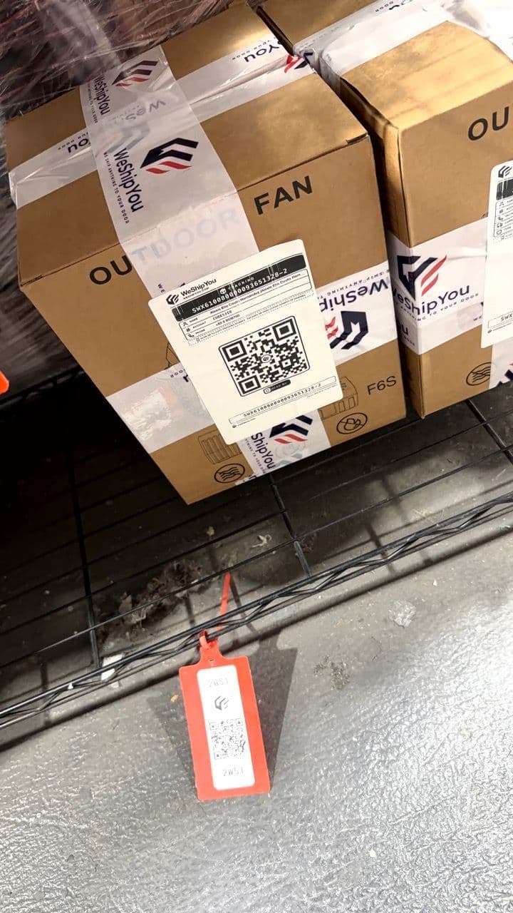 2 cajas de ventilador portátil para exteriores modelo F6S, color marrón kraft, presentadas en empaque original de cartón con ilustración del producto y asa superior.