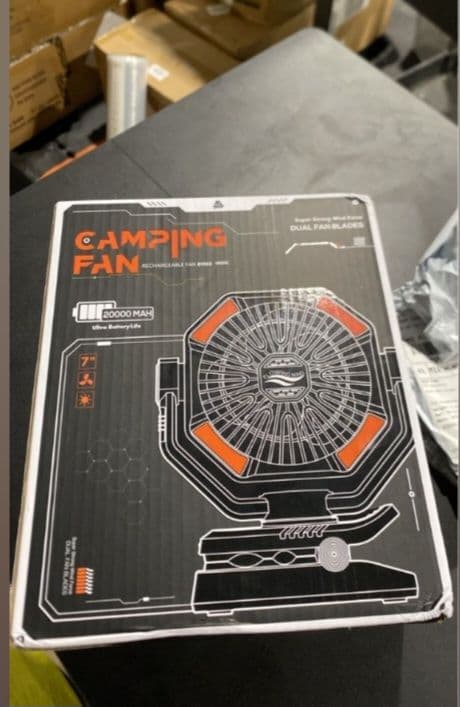 Ventilador de camping recargable portátil, color negro con detalles naranjas, con batería de 20000 mAh y doble aspa ventilador. Producto en caja original.