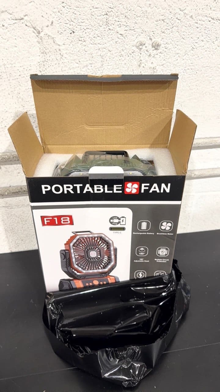 Ventilador portátil recargable F18 en caja, color negro y naranja, con motor sin escobillas, carga USB Tipo-C y cabeza ajustable 180°