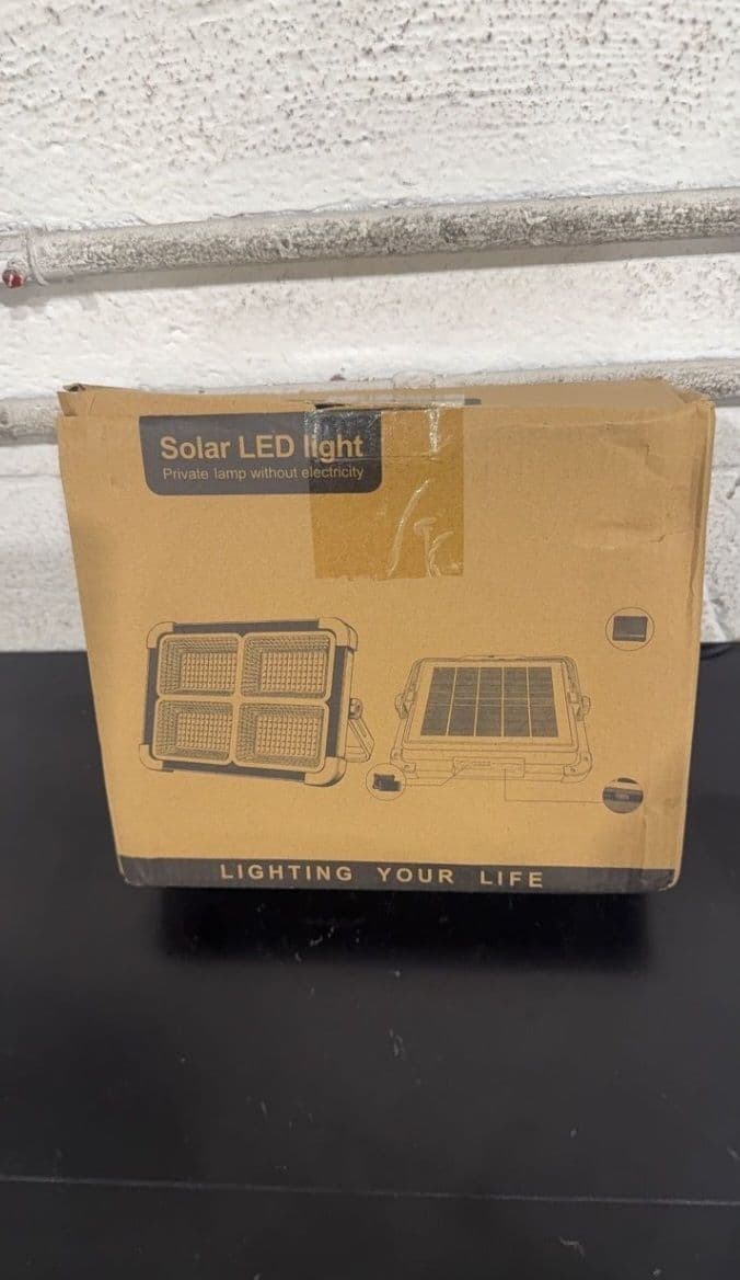 1 limterna tipo reflector de luz LED solar, con función de carga de celular